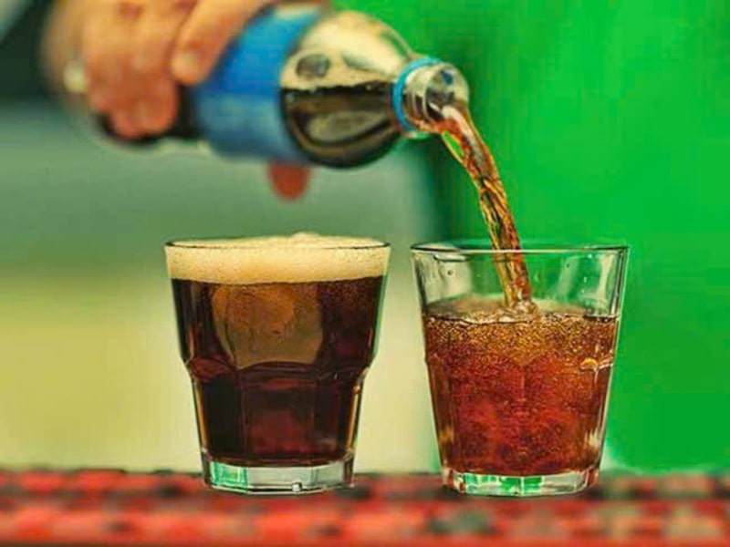 tại sao bọt lại trào ra khi mở chai nước